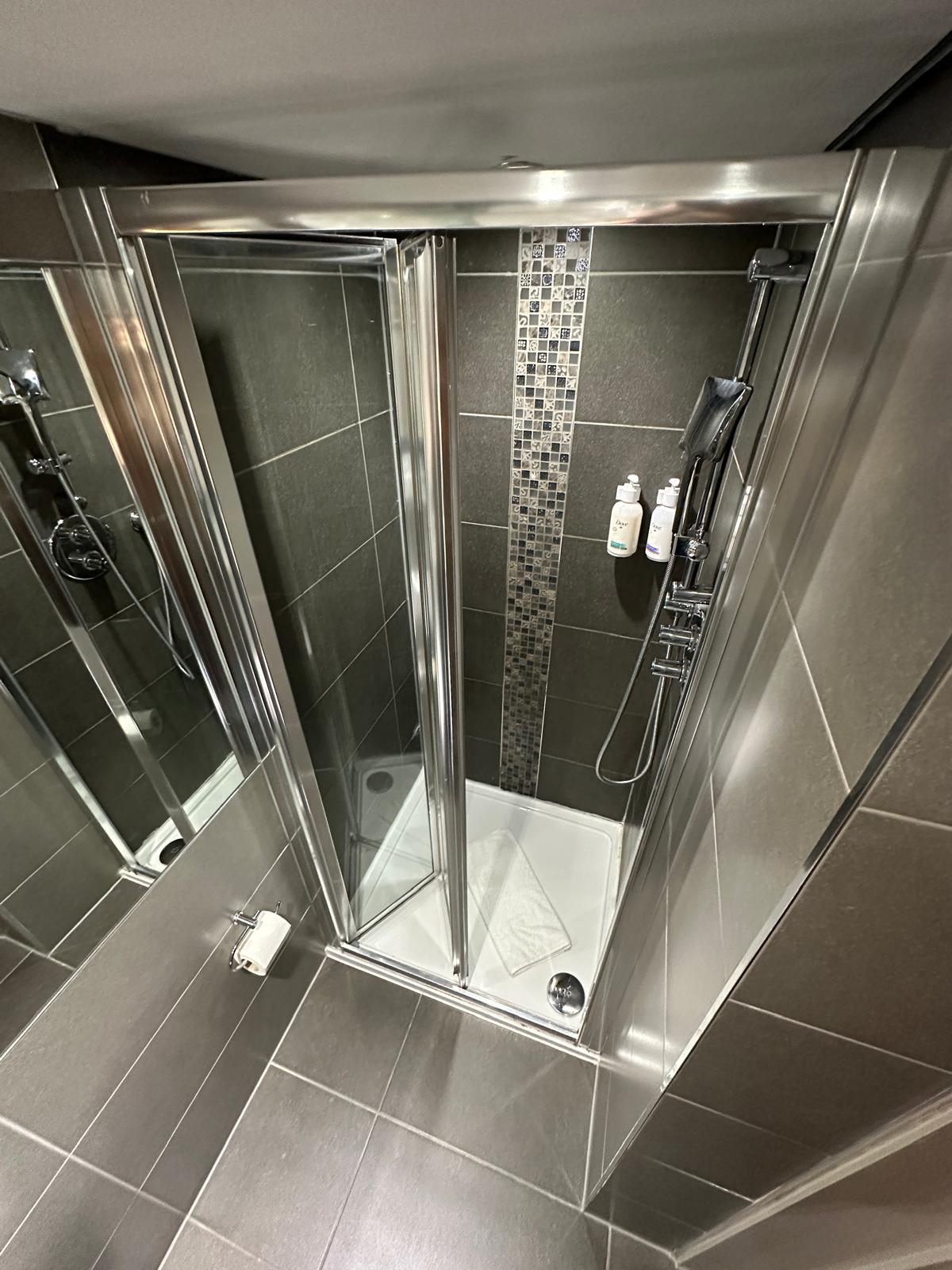 Classic Twin Room detail at London Court Hotel, Earl's Court London SW5