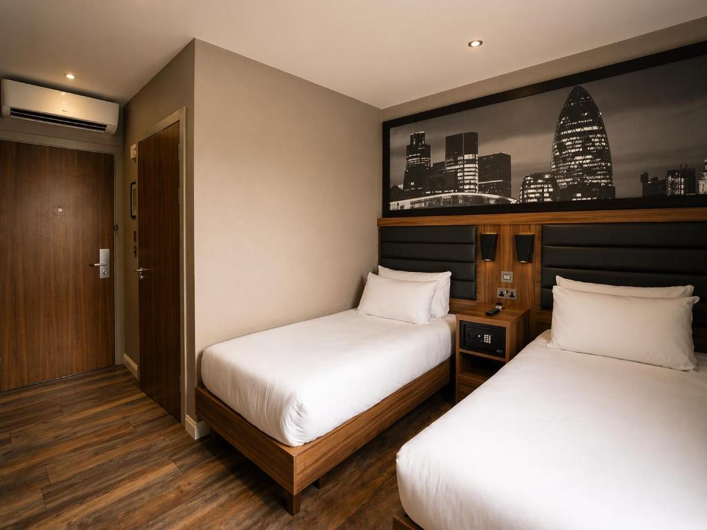 Two single beds in the Deluxe Twin Room, London Court Hotel Earl's Court