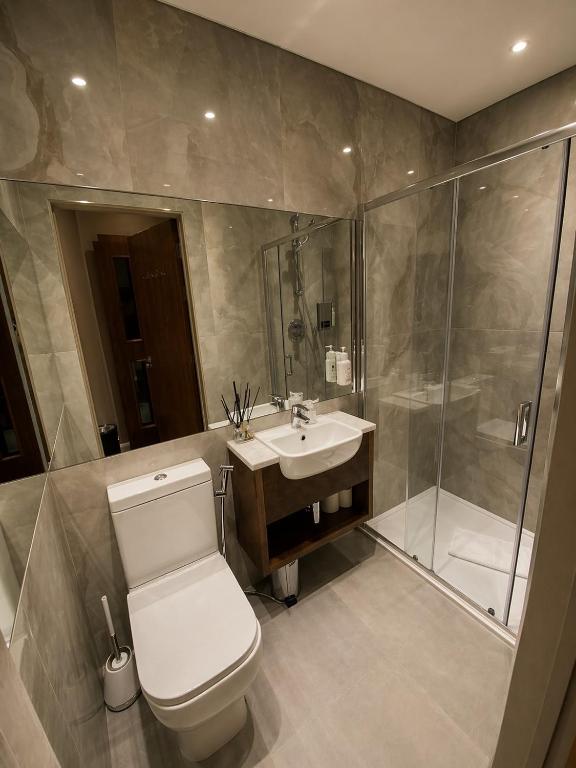 En-suite shower room in the Classic Triple Room, London Court Hotel