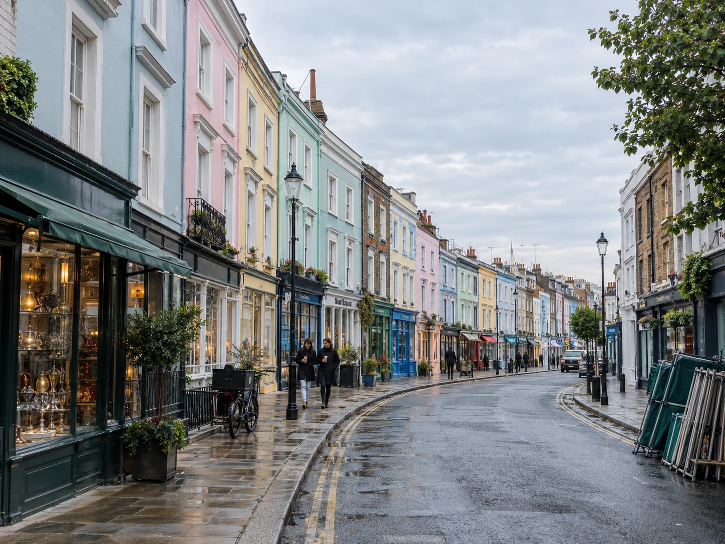 Pastellfarbene Ladenfronten an der Portobello Road, Heimat des Portobello-Road-Markts in Notting Hill, etwa 20 Minuten vom London Court Hotel Earl's Court